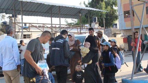 Şase copii palestinieni, aduşi în România din Fâşia Gaza pentru continuarea îngrijirii medicale