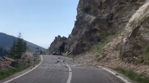 VIDEO Alpiniștii utilitari, în acțiune pe Transfăgărășan: Îndepărtează bolovanii de pe versanți / Circulația e închisă temporar pentru curățarea drumului