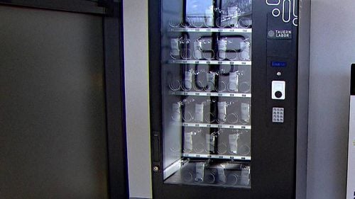 Un aparat self service de testare PCR pentru depistarea coronavirusului a fost pus la dispoziția turiștilor și localnicilor de către autoritățile austriece din stațiunea de schi Zell am See