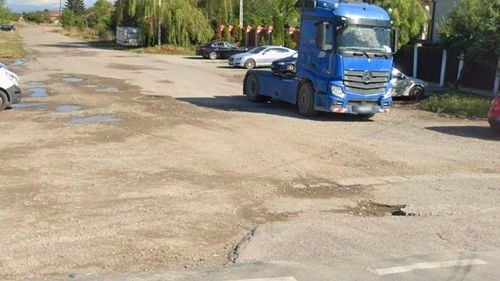 În Ploiești s-a mutat o stație de autobuz din cauza gropilor / ”Până la soluționarea problemelor din carosabil am mutat stația” / Primăria ar fi fost informată de starea drumului de un an