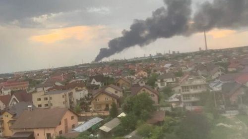ULTIMA ORĂ Incendiu violent izbucnit la o hală din județul Argeș/ Ard cu flacără puternică mai multe containere în care se află diluanți