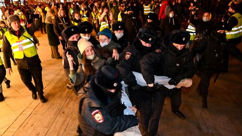 Rusia: peste 850 de protestatari anti-război reținuți duminică de poliție