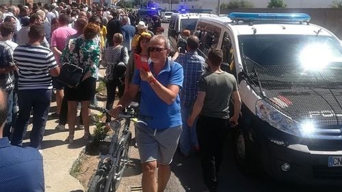 VIDEO Incidente la Castellon din cauza aglomerației la vot: Mii de români strigă ”Hoții” și ”Ciuma roșie” la cozile enorme. Poliția locală a venit la fața locului