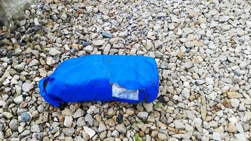 Cazul coletelor cu droguri găsite pe plajă se repetă în Franța: Parchetul din Rennes a deschis o anchetă după descoperirea a numeroase pachete cu cocaină pe țărmul Atlanticului