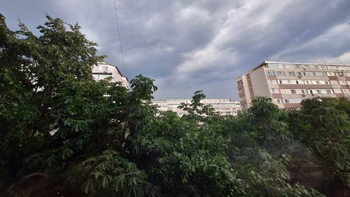 Cod galben de furtuni, cu averse torenţiale, descărcări electrice şi vânt puternic, în mare parte din ţară / Cod galben privind intensificări ale vântului, vineri, în Moldova şi în nord-estul Munteniei
