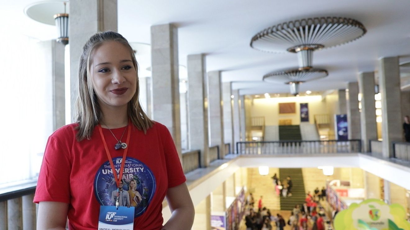 VIDEO Student în România: Pasionată de chimie, Andrada este în anul I la Facultatea de Farmacie din București / Ce a determinat-o să rămână în țară și pentru cât timp