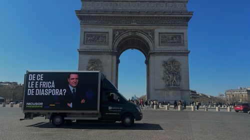 FOTO Panouri electorale ale lui Nicușor Dan în diaspora / Primarul general al Capitalei publică imagini din New York și mai multe capitale europene / Care este mesajul său electoral