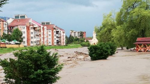 VIDEO Imagini dramatice cu inundațiile din județul Hunedoara/ Circulaţia rutieră, închisă pe Valea Jiului, din cauza unei viituri