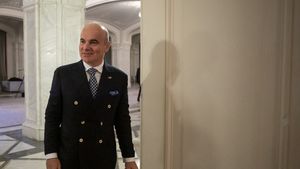 Europarlamentarul PNL Rareş Bogdan a votat la Ambasada României la Paris: „Sunt absolut convins că voturile din diaspora vor fi mai mult de 5%, spre 10% din totalul voturilor care se vor exprima, mă aştept ca prezenţa în diaspora să sară de 500.000