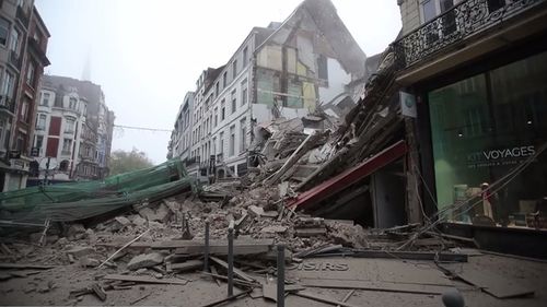 Două imobile alăturate s-au prăbușit în centrul Lille, din nordul Franței/ Locatarii au supraviețuit după ce au fost evacuați la avertismentul unei persoane care trecea prin zonă la trei dimineața și a observat un ”zid deformat”