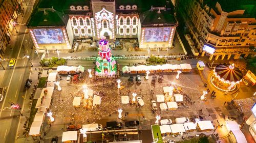 VIDEO Cât costă și de ce este special Târgul de Crăciun de la Craiova, care se deschide vineri: tunuri de zăpadă, stroboscoape și milioane de luminițe într-un cadru feeric, cu tematica „Spărgătorul de Nuci” / Lia Olguța Vasilescu: Era cât pe ce să nu se mai organizeze