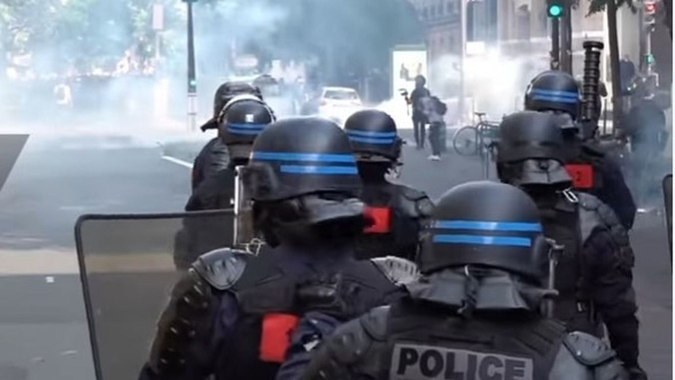 VIDEO Zeci de mii de oameni au protestat în Franța. Poliția a împiedicat ocuparea Parisului cu mașini