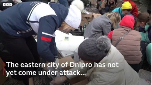 VIDEO Femei din Ucraina pregătind cocktailuri Molotov cu care să atace forțele ruse: ”Nimeni nu ne-a spus că așa ne vom petrece weekendul”