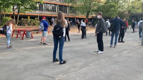 Cum se pregătesc alte țări să redeschidă școlile la toamnă. Printre opțiunile testate sau discutate: domuri geodezice, corturi pe locuri de joacă, unități mobile sau “totul să revină la normal”