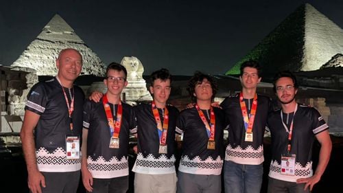 Patru medalii, între care una de aur, obţinute de elevii români la Olimpiada Internaţională de Informatică din Egipt