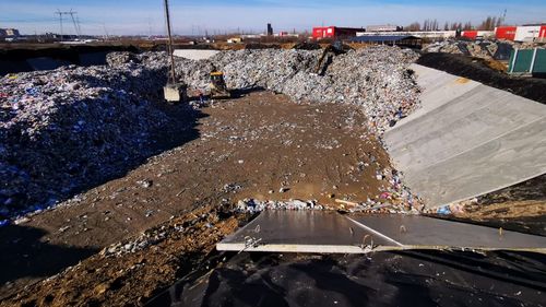 VIDEO Localnicii din satul Cățelu s-au revoltat după ce Primăria Sectorului 3 din București a redeschis groapa de gunoi închisă de autoritățile de mediu