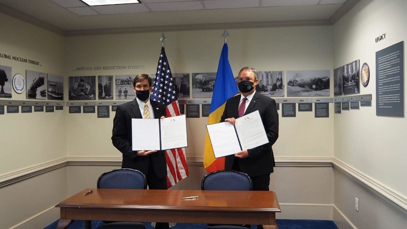 VIDEO Ministrul apărării Nicolae Ciucă a semnat în SUA cu omologul său american o foaie de parcurs pe zece ani, care include și prezența forțelor americane în România / Mark Esper: America este alături umăr la umăr de România pe măsură ce avansăm pacea, democraţia, libertatea