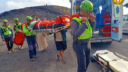 Româncă salvată de salvamontiștii italieni de pe Etna / Nu avea încălțăminte potrivită pentru drumeție