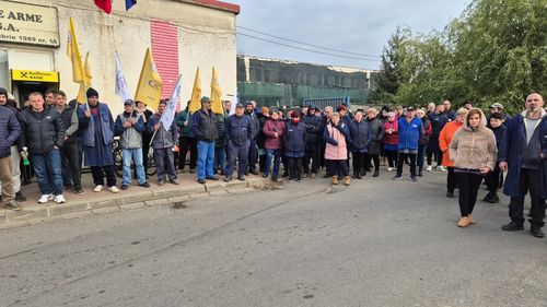 Sindicaliștii de la Fabrica de Arme Cugir protestează în fața întreprinderii