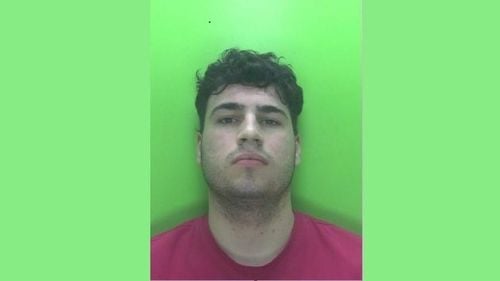 Un suporter al clubului de fotbal Chelsea care a postat tweet-uri antisemite a fost condamnat la închisoare cu executare de o curte din Londra