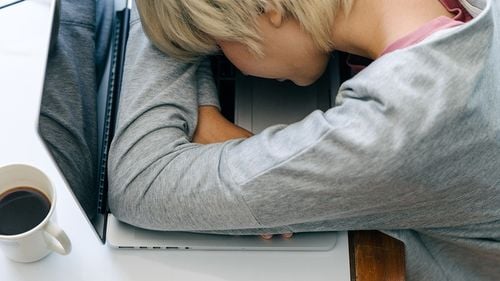 Vinovăția tăcută a muncii pe cont propriu: "Da, ești propriul tău șef, dar poți fi unul destul de teribil"/ Cum ajung lucrătorii independenți să nu se mai poată bucura de timpul liber