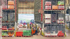 Dubai: O bandă de hoți a furat băuturi, răcoritoare și energizante, în valoare de 60 de mii de euro pentru a le vinde cu doar 8 mii de euro. Cei 6 au fost prinși când livrau marfa cumpărătorului anonim