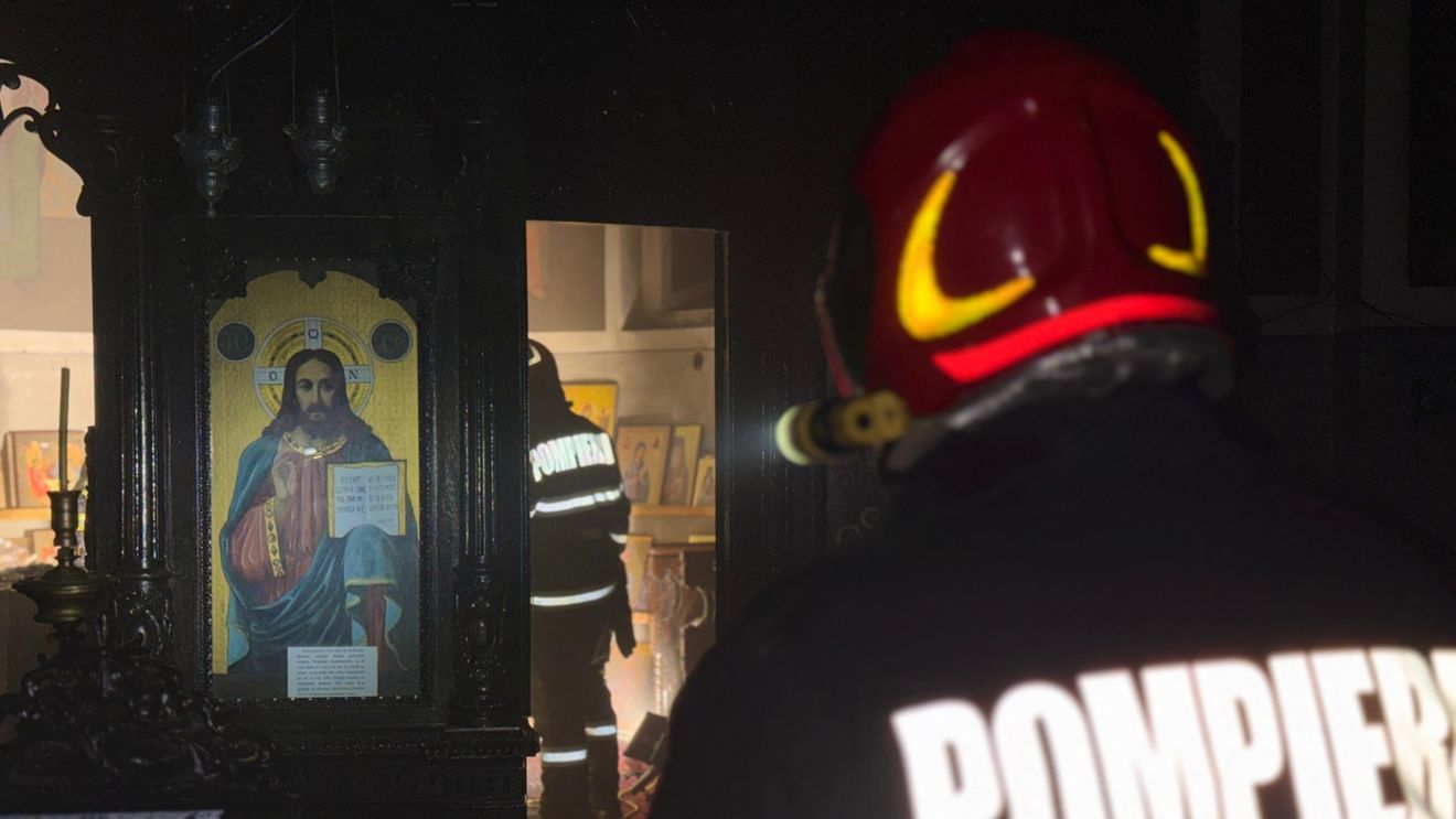 Incendiu la Biserica „Adormirea Maicii Domnului” din municipiul Dorohoi / Flăcările au cuprins o parte dintre bunurile aflate în altar