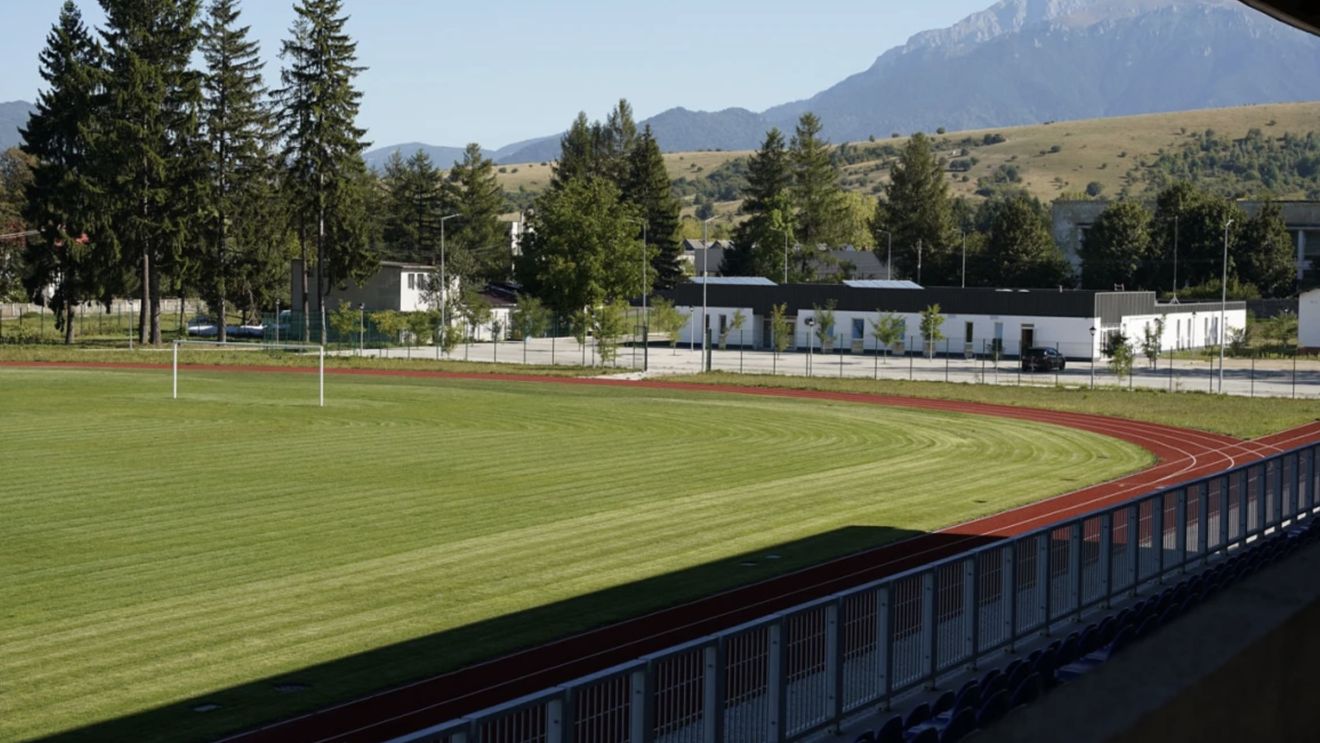Primăria Zărnești (Brașov) și-a făcut centru sportiv / Accesul la sala de fitness costă 25 de lei pentru 2 ore / Închirierea terenului de fotbal se face cu o mie de lei pe oră