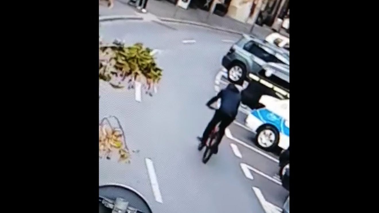 Video: Poliţiştii din Sibiu cer sprijinul populaţiei pentru identificarea unui biciclist care a lovit un copil de 4 ani / Este vorba despre un tânăr în jur de 30 de ani