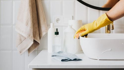 Medic din Craiova, acuzat de trafic de persoane / Ar fi exploatat prin muncă o femeie, pe care a pus-o să facă curăţenie în locuinţa sa şi a membrilor familiei sale, dar şi în locaţii unde urmau să aibă loc diferite evenimente