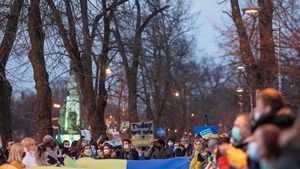 UPDATE FOTO Câteva zeci de persoane și ambasadorul Ucrainei în România, manifestație în fața ambasadei / Ziua Demnității și a Libertății - primele manifestații pro-europene au început pe 21 noiembrie la Kiev