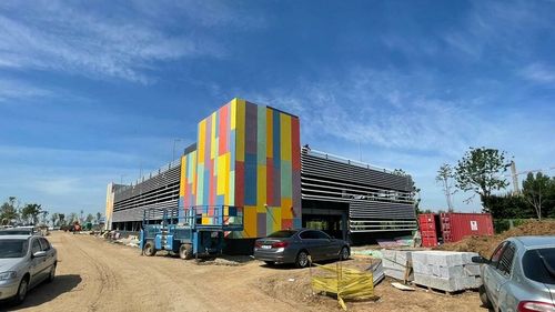 Parcul Tudor Arghezi, cel de-al doilea parc nou din 2023, departe de a fi finalizat. Primarul Daniel Băluță îl vrea cu fântână muzicală, gradene pentru spectatori, mini-plajă eco cu palmieri, dușuri și parcare supraetajată