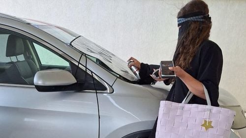 Ucraineancă hărțuită în Năvodari de o vecină: ”Mi-a zgâriat mașina cu tocurile” / Mesaje împotriva ucrainenilor scrie pe balcon și pe un autoturism / ”Azi e vorba de mașina mea, mâine poate fi a ta” / Poliția confirmă incidentul