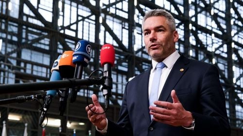 Cine este Karl Nehammer, cancelarul Austriei care se opune aderării României la Schengen /  Are carieră militară și a instruit ofițerii de informații / A fost acuzat că și-a angajat soția la Ministerul Apărării în timp ce el era ministru de Interne / A fost primul lider european care s-a întâlnit cu Putin, după începerea războiului