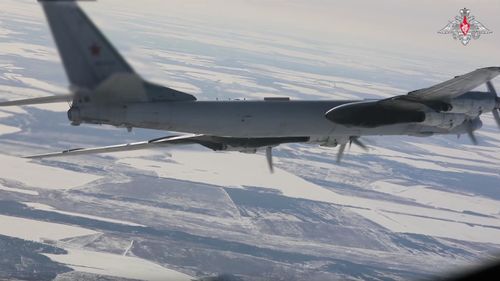 VIDEO Două bombardiere strategice ruseşti Tu-95, escortate de avioane de luptă Su-30, au zburat 9 ore în apropierea statului american Alaska