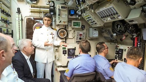 Ministrul Apărării a vizitat Şantierele Navale din Istanbul şi Gölcük / Tîlvăr a discutat în Turcia despre dezvoltarea de capabilităţi de apărare de către România