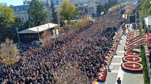 Bilanţul pelerinajului de la Iaşi: 260.000 de persoane au trecut pe la raclă, alte 90.000 au fost prezente la slujbe şi la alte evenimente / Racla cu sfintele moaşte va fi reintrodusă marţi seară în catedrală