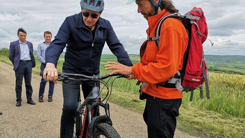 După un traseu cu bicicleta pe Via Transilvanica, Secretarul general adjunct al NATO, Mircea Geoană, în vizită la Baza 71 Aeriană de la Câmpia Turzii: Când vizitez ţări aliate, şi cu atât mai mult ţara noastră, România, vizitez unităţi militare