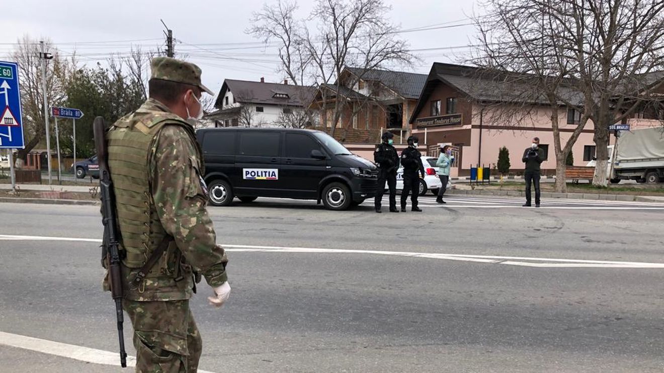 O studentă și un ofițer de la Academia Forțelor Terestre Sibiu, răniți într-un accident rutier / Cei doi coordonau o coloană aflată în marș
