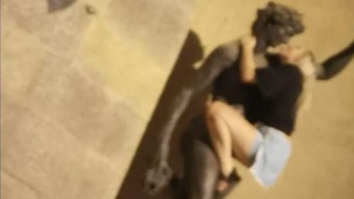 Indignare în Italia, după ce o turistă s-a fotografiat în ipostaze obscene alături de o statuie din Florența