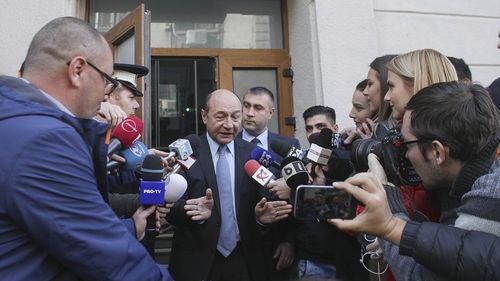 Băsescu, atac la Predoiu pentru intenția de desființare a Secției Speciale: Face ce ştie mai bine, slugăreşte şi el puţin pe cei care vor să vadă din nou judecătorii puşi sub controlul DNA, poate se mai pricopseşte cu o decoraţie de la ambasadele străine