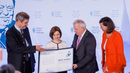 FOTO Maia Sandu a primit în Germania Premiul Franz Josef Strauss: “Am decis să donez suma de 10.000 de euro, care însoţeşte premiul” / Premiul se acordă personalităţilor care contribuie la promovarea valorilor democratice şi la consolidarea păcii şi libertăţii în Europa