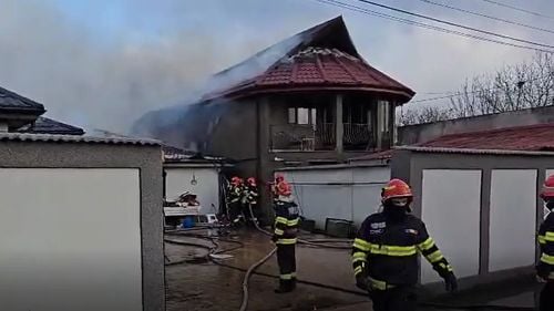 VIDEO Trei imobile din localitatea ilfoveană Tunari, afectate de un incendiu / Pompierii intervin cu 10 autospeciale de stingere cu apă și spumă