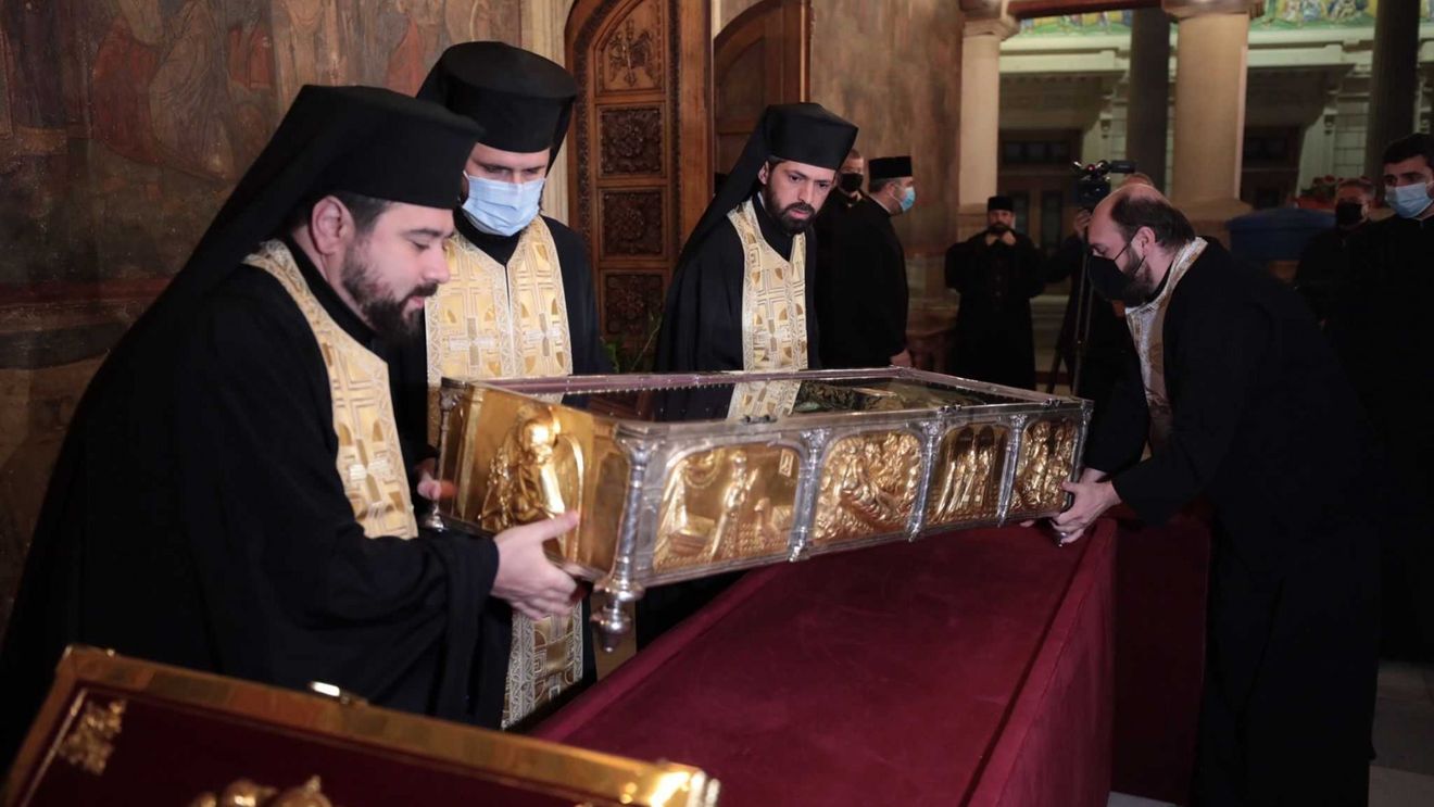 UPDATE Moaștele Sf. Dimitrie cel Nou, aşezate în Baldachinul Sfinţilor, din apropierea Catedralei Patriarhale / Continuă pelerinajul credincioșilor, aceștia fiind îndemnați să respecte restricțiile de pandemie