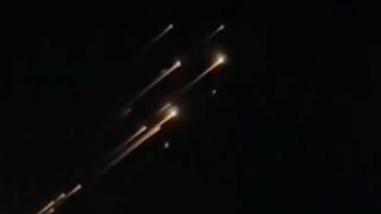 Bloggerii militari ruşi s-au speriat de o nouă catastrofă: dezintegarea unei rachete Oreşnik, după ce o strălucire ciudată a fost observată pe cerul Kazahstanului - VIDEO