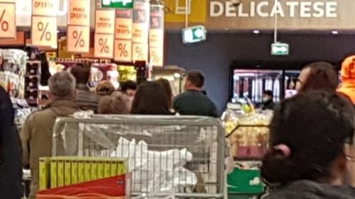 Dispensă specială în privința obligației de limitare a aglomerației în marile magazine. Îmbulzeala e permisă și nu există recomandări privind respectarea măsurilor de distanțare