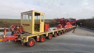 VIDEO FOTO Tehnică și performanță inginerească remarcabilă pentru cel mai greu transport care ajunge pe drumurile din România / Turbina de 788 de tone este transportată cu două "omizi" cu 160 de roți, acționate prin telecomandă