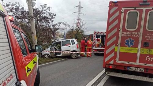 Un bărbat a murit după ce a intrat cu mașina într-un stâlp electric din Cluj Napoca