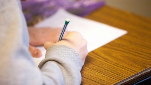 Elevii care încep clasa a VIII-a pe 9 septembrie ar urma să învețe la liceu după programe școlare noi și să dea un Bacalaureat cu cel puțin 5 examene scrise și 4 de competențe, potrivit Legii Deca-Iohannis