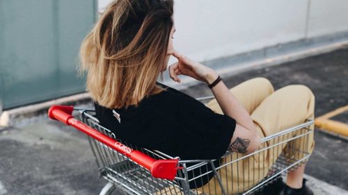 Peste 48% dintre elevii și studenții de peste 16 ani din România au făcut cumpărături pe net în 2018. Ce au pus în coș, potrivit INS